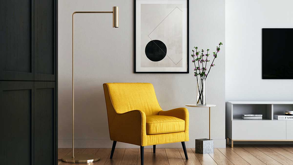 Woonkamer met gele stoel